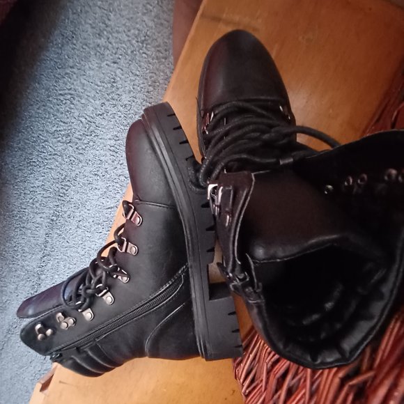 COMBAT CUTIE - BOOTS! LIKE NEW! - Picture 5 of 9